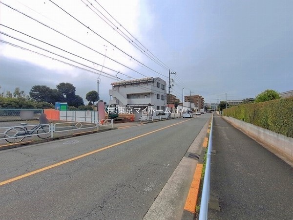 外観:前面道路含む現地外観写真（建築中）