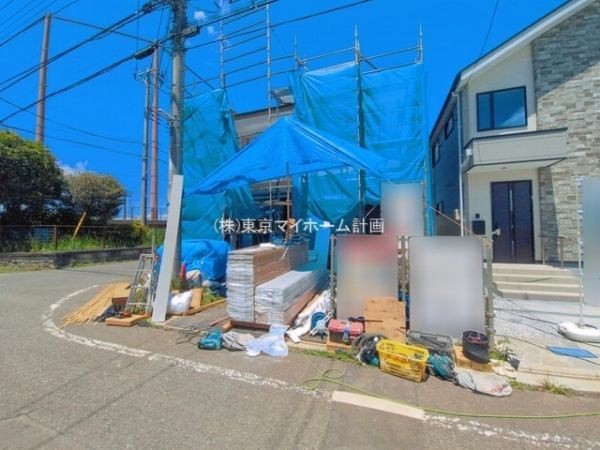 外観:前面道路含む現地外観写真（建築中）