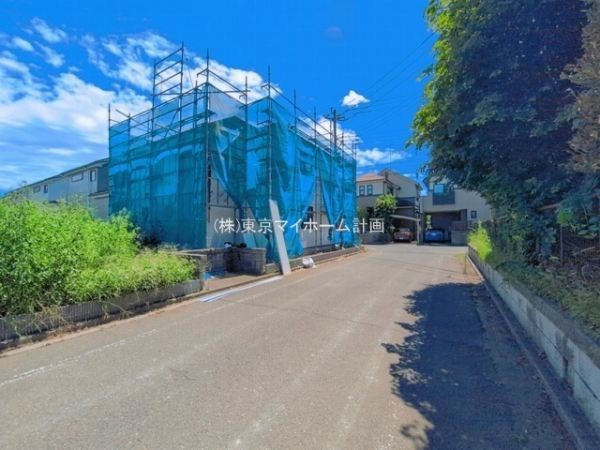 外観:前面道路含む現地外観写真（建築中）