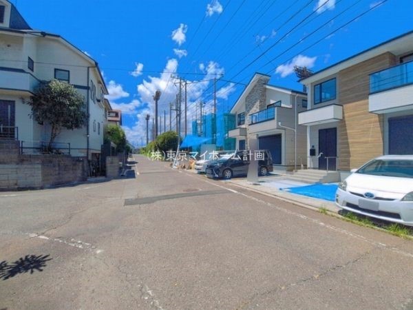 外観:前面道路含む現地外観写真