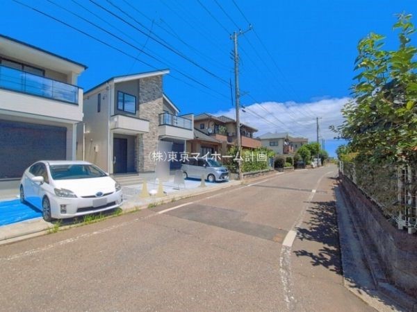 外観:前面道路含む現地外観写真