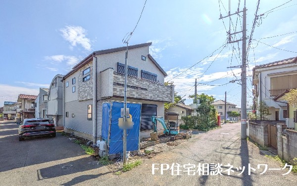外観:前面道路含む現地外観写真