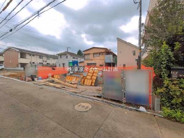 外観:前面道路含む現地外観写真（建築中）