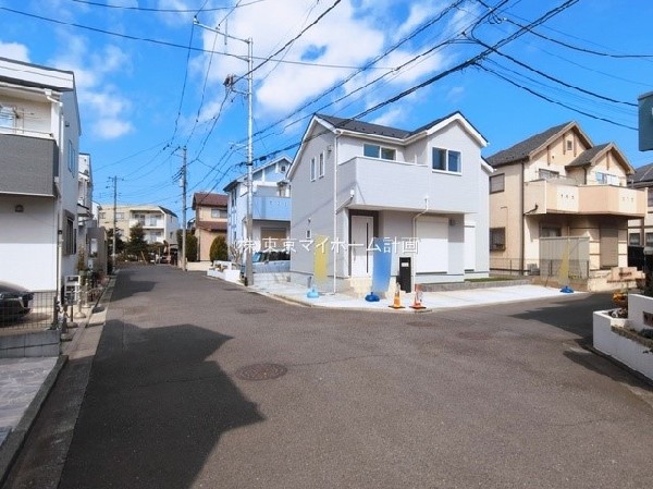 外観:前面道路含む現地外観写真