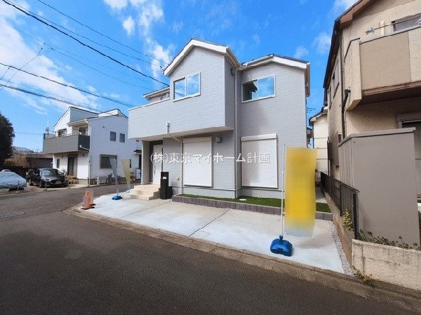 外観:前面道路含む現地外観写真