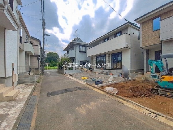 外観:前面道路含む現地外観写真