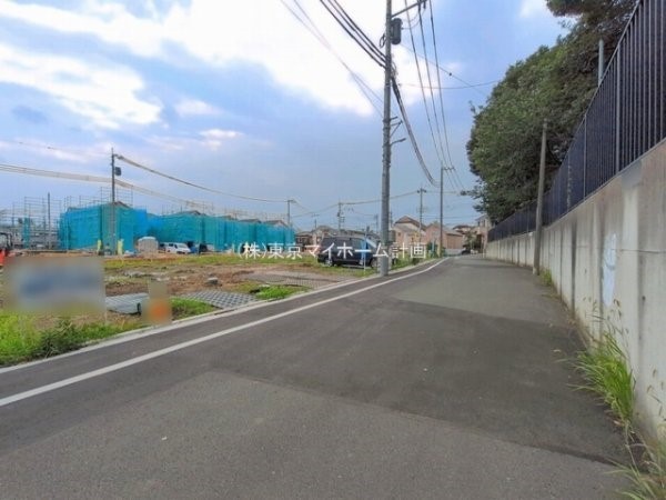 外観:前面道路含む現地外観写真（建築中）