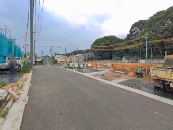 外観:前面道路含む現地外観写真（建築中）