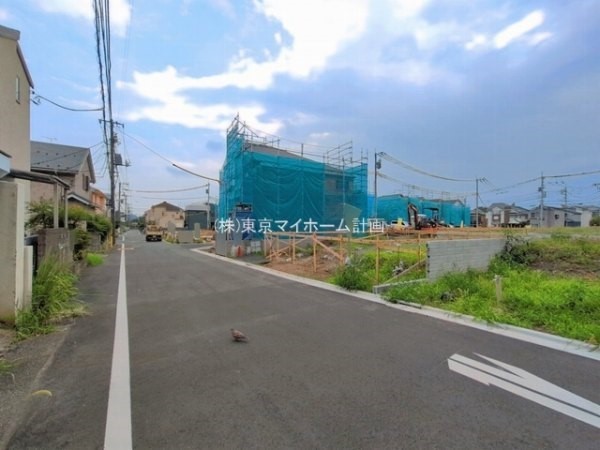 外観:前面道路含む現地外観写真（建築中）