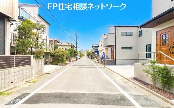 外観:前面道路含む現地写真