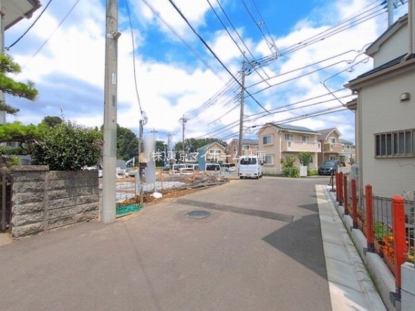 外観:前面道路含む現地外観写真（建築中）