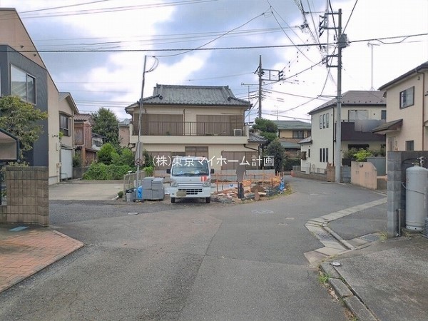 外観:前面道路含む現地外観写真（建築中）