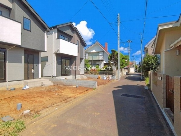 外観:前面道路含む現地外観写真