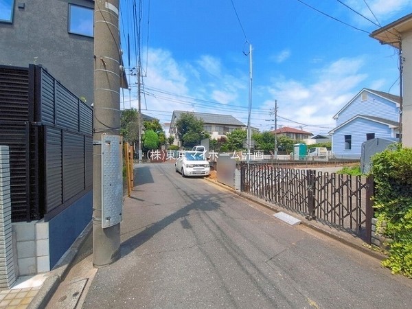 外観:前面道路含む現地外観写真（建築中）