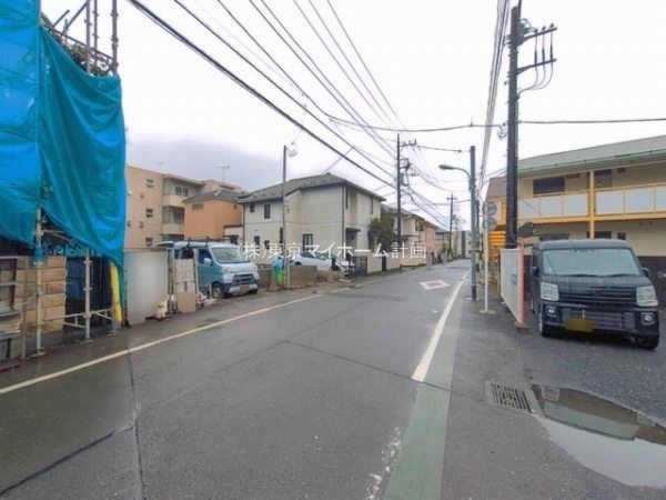 外観:前面道路含む現地外観写真（建築中）