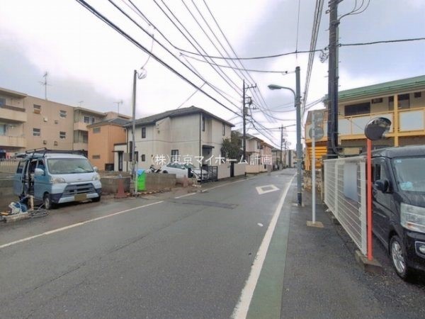 外観:前面道路含む現地外観写真（建築中）
