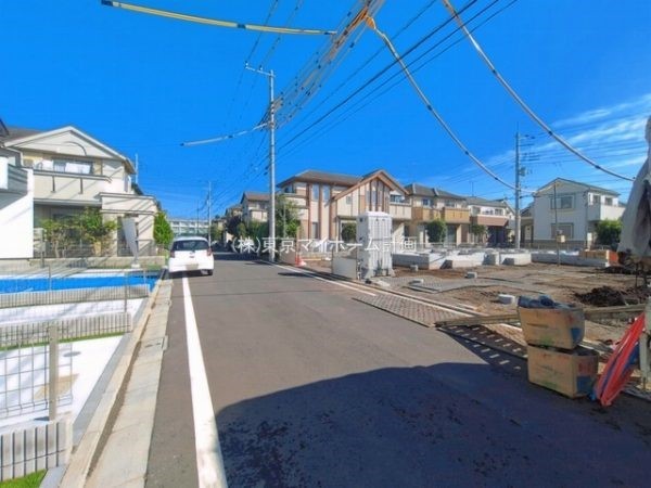 外観:前面道路含む現地外観写真（建築中）
