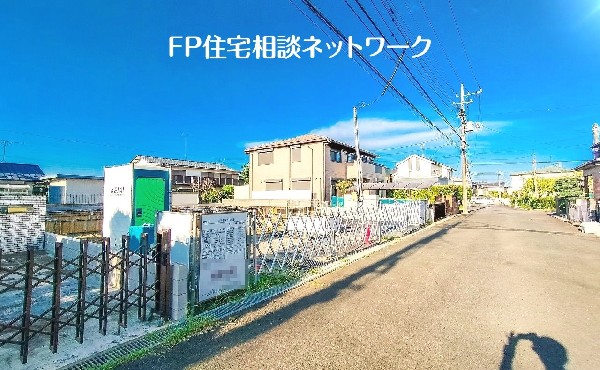 外観:前面道路含む現地外観写真（建築中）
