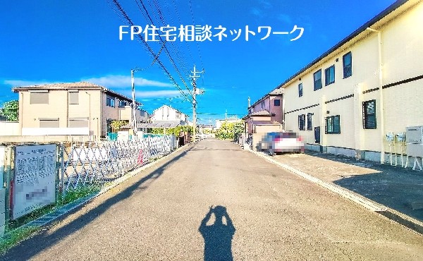 外観:前面道路含む現地外観写真（建築中）