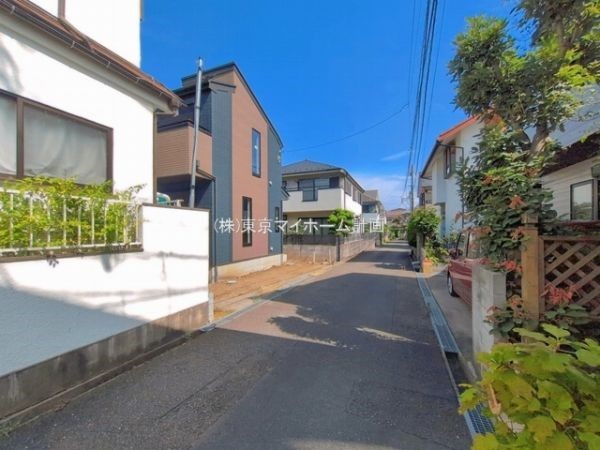 外観:前面道路含む現地外観写真