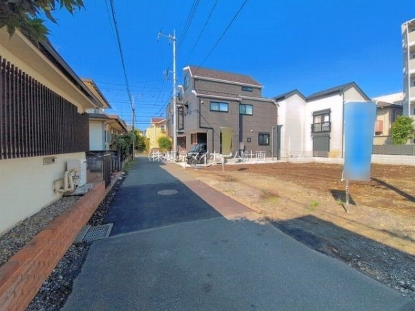 外観:前面道路含む現地土地写真
