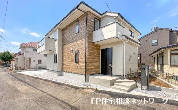 外観:前面道路含む現地外観写真