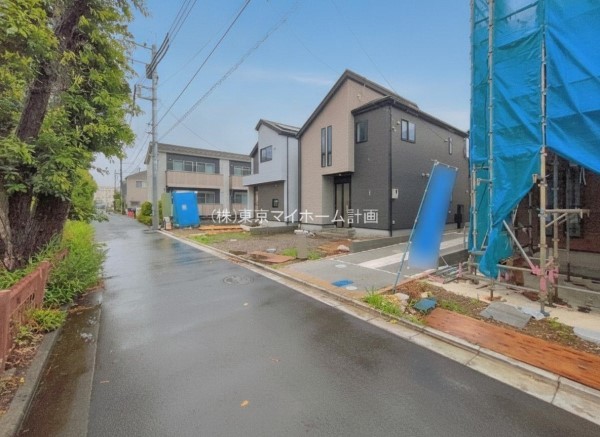 外観:前面道路含む現地外観写真