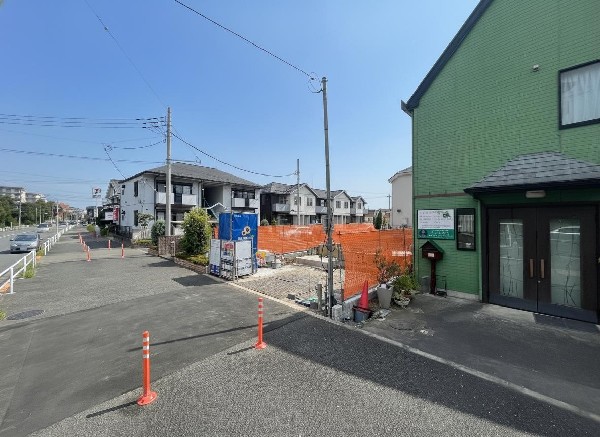 外観:前面道路含む現地外観写真（建築中）