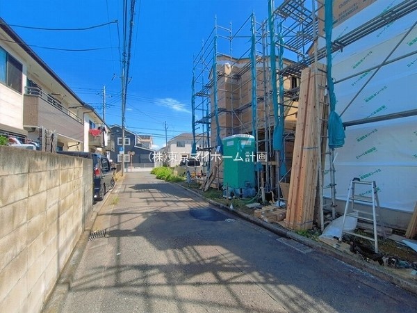 外観:前面道路含む現地外観写真（建築中）