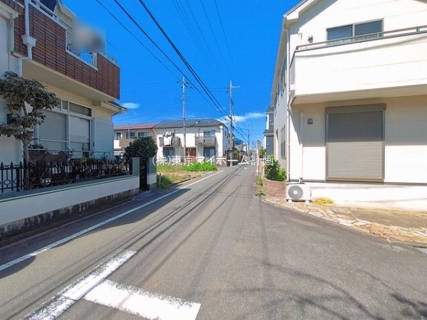 外観:前面道路含む現地外観写真（建築中）