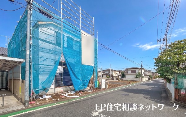 外観:前面道路含む現地外観写真（建築中）