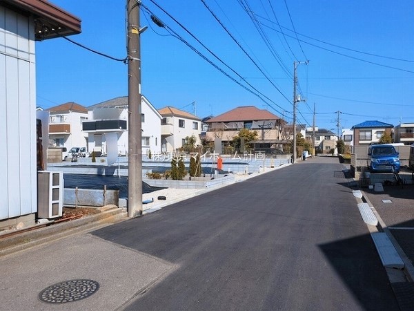 外観:前面道路含む現地土地写真