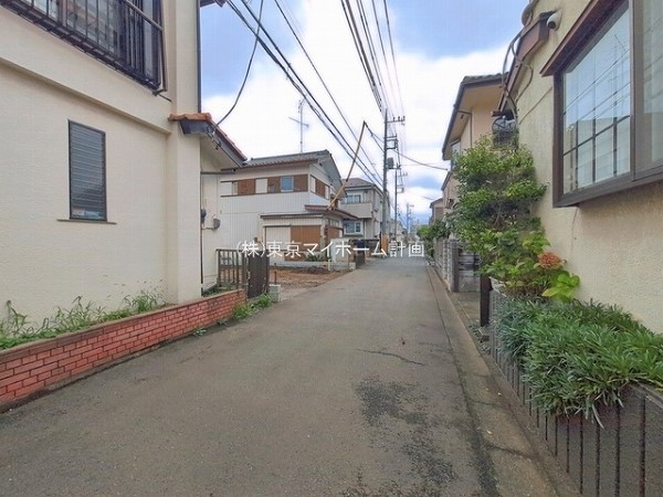 外観:前面道路含む現地土地写真