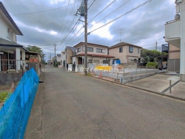 外観:前面道路含む現地外観写真（建築中）