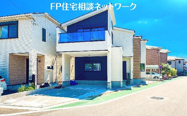 外観:前面道路含む現地外観写真