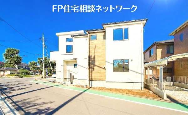 外観:前面道路含む現地外観写真