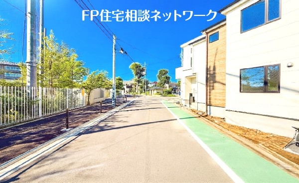 外観:前面道路含む現地外観写真