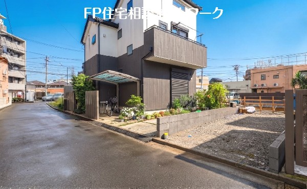 外観:前面道路含む現地写真（建築中）