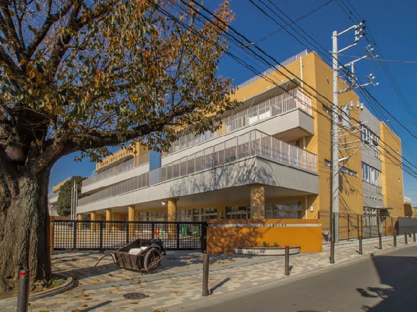 周辺環境:三鷹市立東台小学校(心身ともに健康で知性と感性に富み思いやりのある心をもった児童の育成を目指しています。)