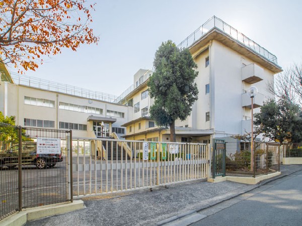 周辺環境:三鷹市立第五中学校(教育目標　豊かな心をもち、心身ともにたくましく生きる健全な人間を育成する。(人を大切・時間を大切に・物を大切に))