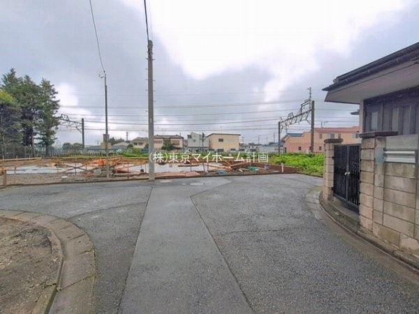 外観:前面道路含む現地外観写真（建築中）