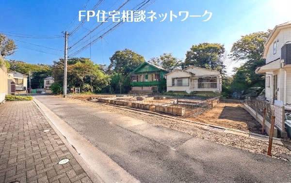 外観:前面道路含む現地写真（建築中）
