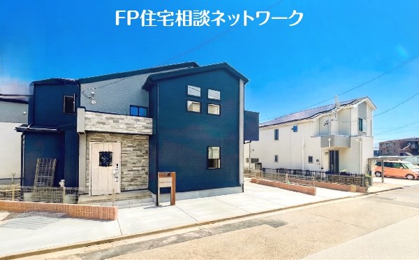 外観:前面道路含む現地外観写真