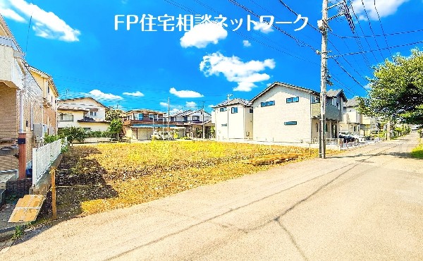 外観:前面道路含む現地写真