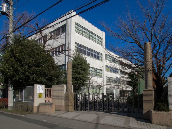 周辺環境:国分寺市立第一中学校(「むらさき草」の白い花の純粋さと可憐な美しさが、人に社会に及ぶようにと、堅実な教育活動を行っている学校です。)