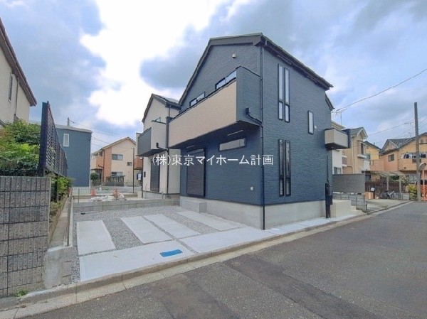 外観:前面道路含む現地外観写真
