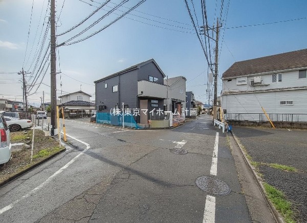 外観:前面道路含む現地外観写真