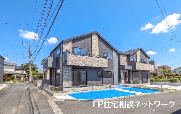 外観:前面道路含む現地外観写真