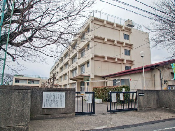 周辺環境:日野市立日野第七小学校(「子供に寄り添う指導」「成果を子供に返す研究活動の推進」「地域・保護者との協働体構想による学校づくり」を学校運営の柱として具体的な実践を進めていきます。)