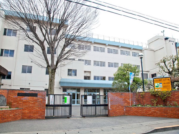 周辺環境:日野市立大坂上中学校(教育目標は「よく考え、進んで学ぼう・思いやりの心をもち、他につくそう・心身を鍛え、全力でやりぬこう」です。)